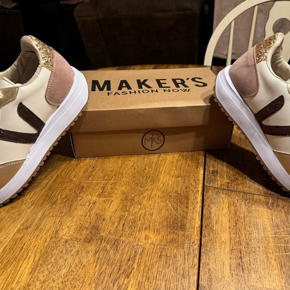 Adorable Style Trending Ladies Tennis Sz 9. Brand New - Picture 9 of 11